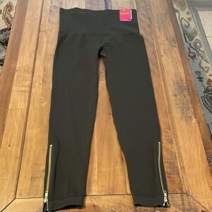 Spanx NWT Leggings w/Zipper Cuffs Size 1X